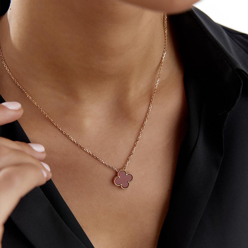 18 Ayar Altın Bordo Taşlı Yonca Kolye - Image 3