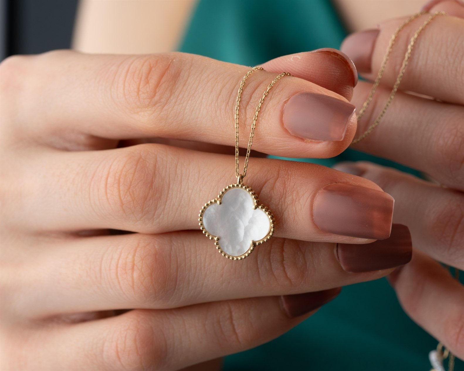 Beyaz Sedef Yonca Kolye - Image 2