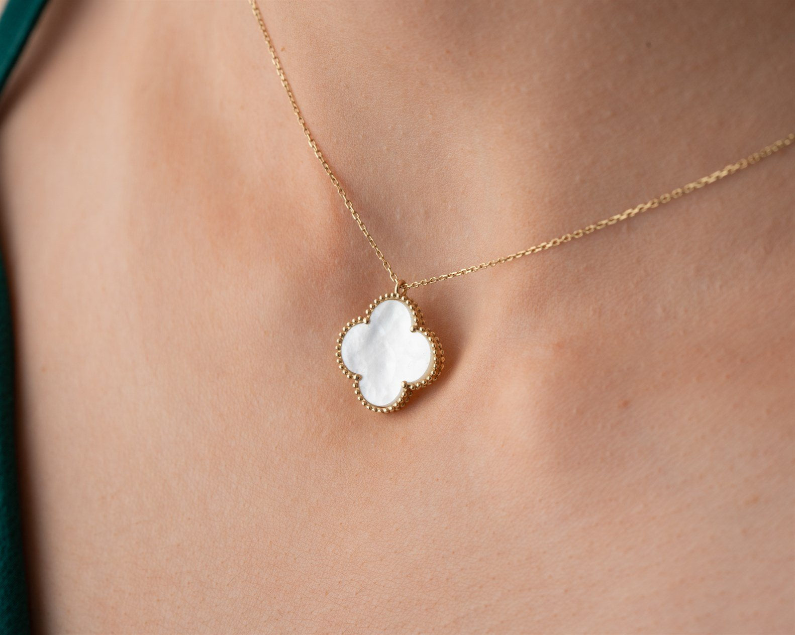 Beyaz Sedef Yonca Kolye - Image 7