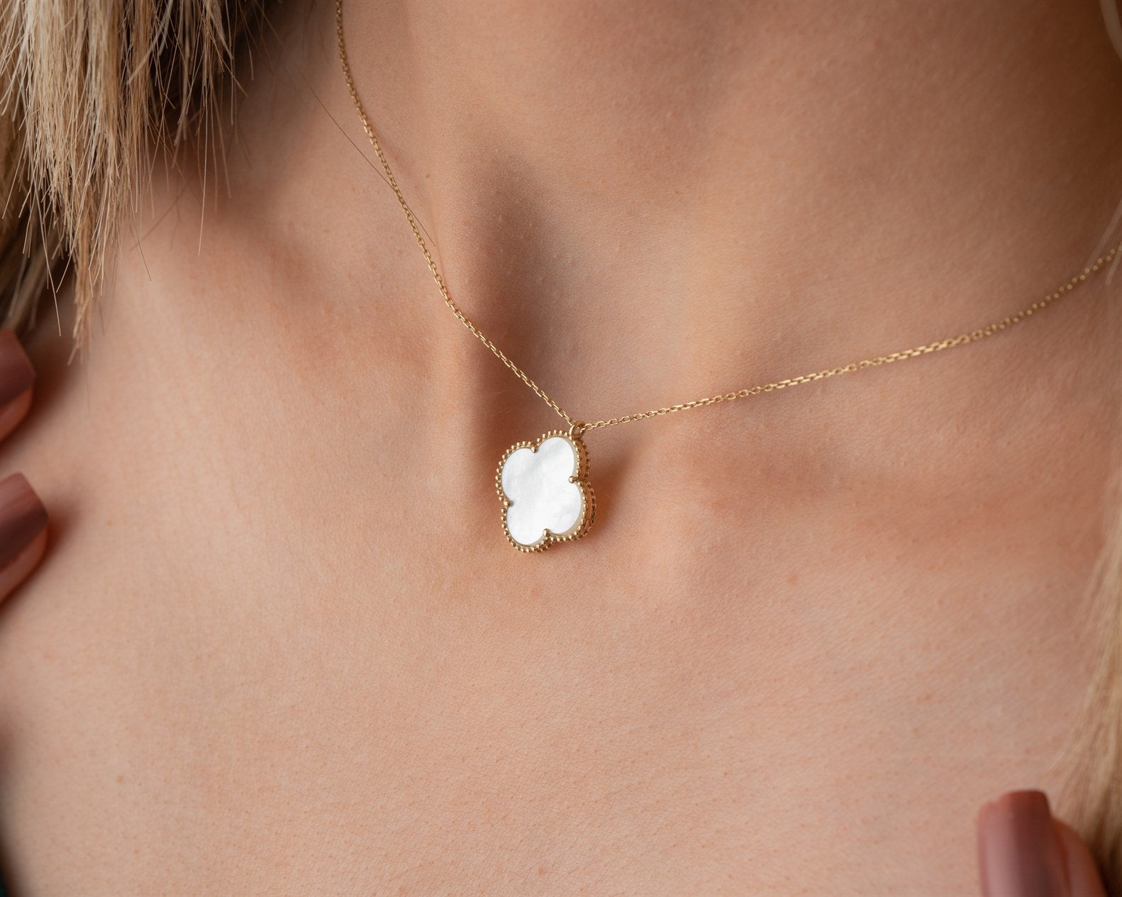 Beyaz Sedef Yonca Kolye - Image 3