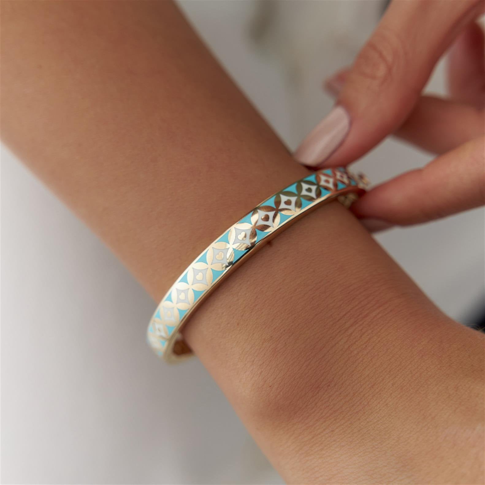 Cetaş Mavi Beyaz Mineli Kalp Ve Karo Figürlü Altın Kelepçe - Image 1