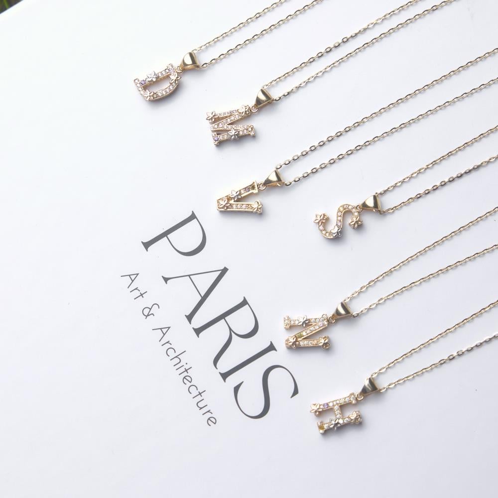 Çiçek Figür Altın Harf Kolye - Image 4