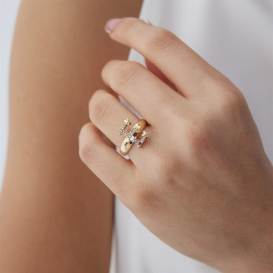 Çiçekli Renkli Taşlı Harf Yüzük - Image 1