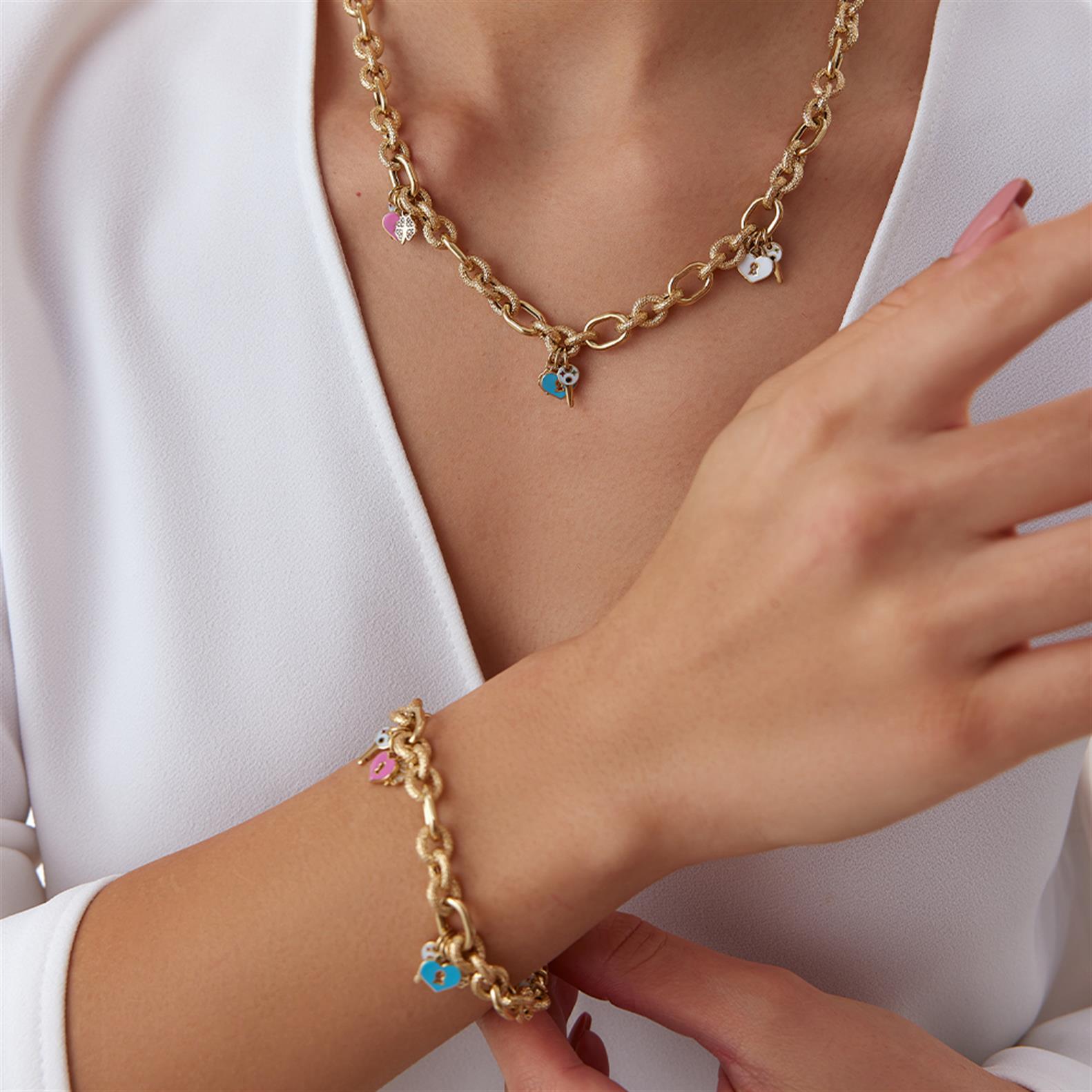 Kilit Kalp Ve Yonca Charmlı Mineli Altın Bileklik - Image 2