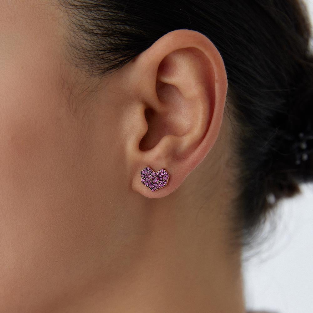 Kırmızı Taşlı Tasarım Minimal Kalp Altın Küpe - Image 2