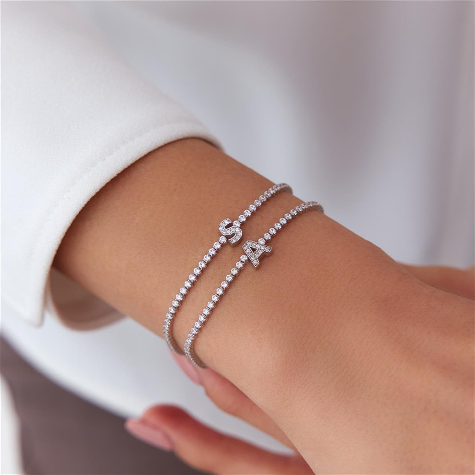 Minimal Beyaz Altın Harf Bileklik - Image 2