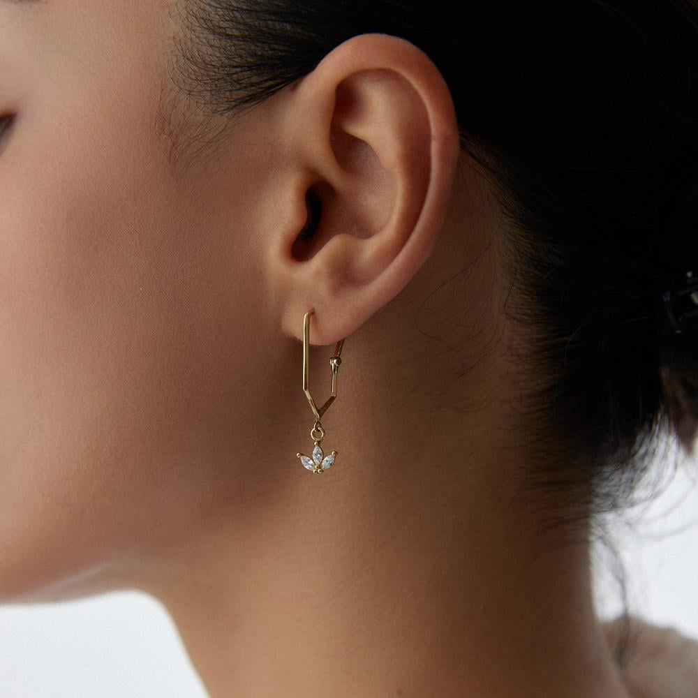 Minimal Lotus Altın Küpe - Image 2