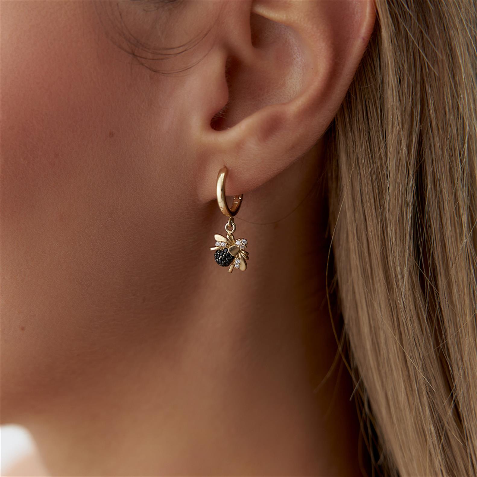 Minimal Sallantılı Altın Arı Küpe - Image 1