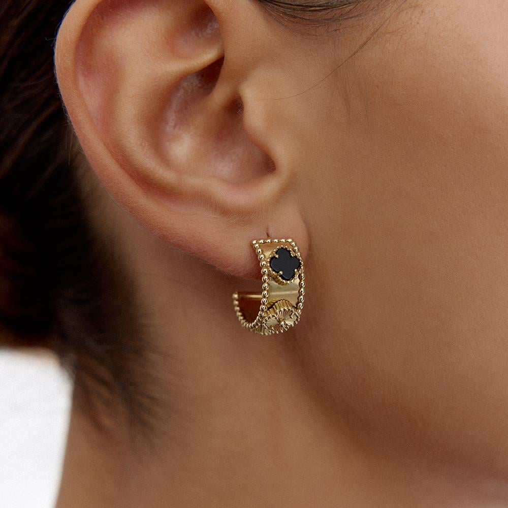 Onyx Taşlı Yonca Altın Küpe - Image 2