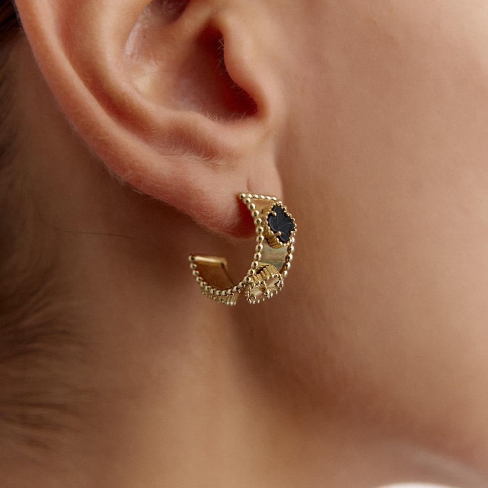 Onyx Taşlı Yonca Altın Küpe - Image 2